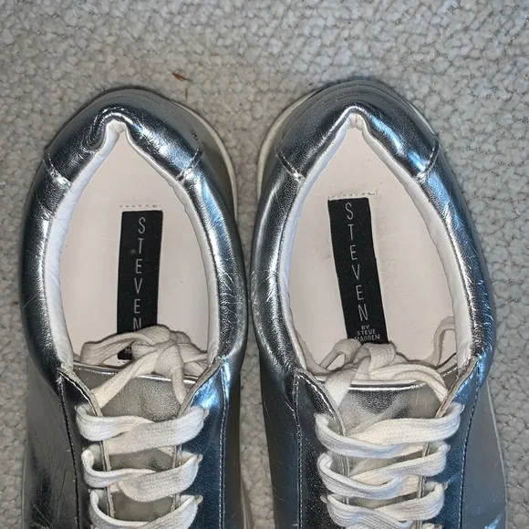 STEVEN by Steve Madden Haris Silver Platform Sneakers — 9 (fits like an 8/8.5) - Picture 4 of 9